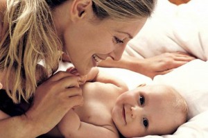 Interazione tra mamma e neonato